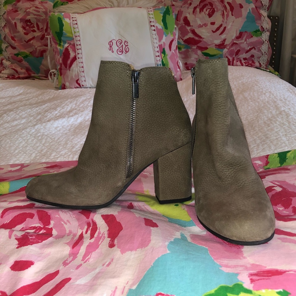 Never worn leather Lucky Brand booties